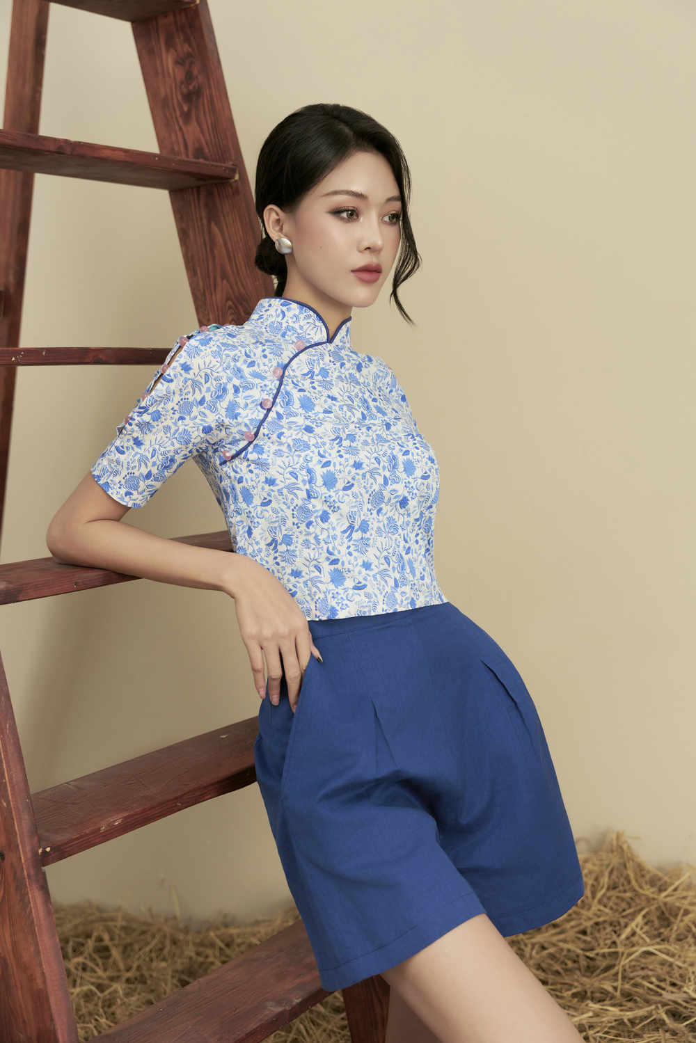 Crop Top with Buttoned-Sleeves